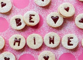 Ο έρωτας περνάει απ’ το στομάχι: Τα 3 γλυκά που θα φτιάξεις του Αγίου Βαλεντίνου και θα τον “ρίξεις”