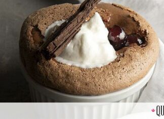 Άκης Πετρετζίκης: Σουφλέ black forest