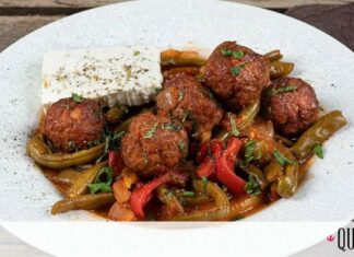 Άκης Πετρετζίκης: Χοιρινά κεφτεδάκια με φασολάκια