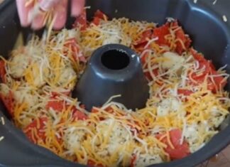 Σε μια φόρμα κέικ βάζει 3 είδη τυριών και ζύμη…Δεν φαντάζεστε τι φτιάχνει!