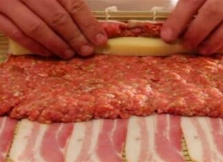 Τύλιξε κιμά και κασέρι μέσα σε μπέικον! Το αποτέλεσμα; Πεντανόστιμο!