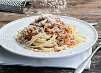 Μακαρόνια με κιμά από την Αργυρώ Μπαρμπαρίγου – Κανέλα και κονιάκ πάνε το πιάτο σε άλλο επίπεδο