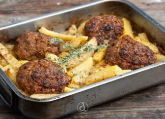 Μπιφτέκια στο φούρνο με πατάτες: Τι δεν κάνεις σωστά και σου βγαίνουν πέτρα