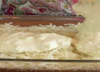 Ρίχνει πάνω στις πατάτες λιωμένα τυριά και τις βάζει στον φούρνο…Θα ξετρελαθείτε!