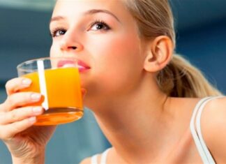 Σπιτικός χυμός με πορτοκάλι και μαϊντανό για να καθαρίσετε το έντερό σας