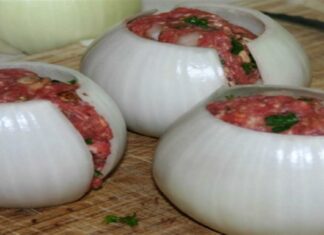 Πήρε κρεμμύδια και τα γέμισε με κιμά – Το αποτέλεσμα; Πανδαισία γεύσεων