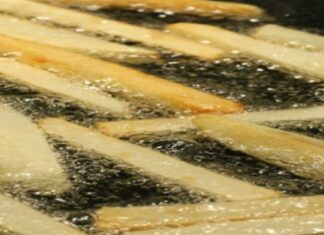 Το κόλπο για να μην πετάγεται το λάδι πάνω σου την ώρα που τηγανίζεις πατάτες!