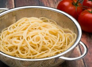 Στραγγίζετε τα μακαρόνια στον νεροχύτη; Σταματήστε τώρα να το κάνετε γιατί… (video)