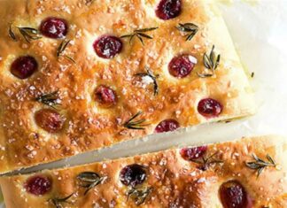 Φτιάξτε Focaccia με σταφύλια και δενδρολίβανο – Θα αντικαταστήσει την λαγάνα στο τραπέζι της Καθαράς Δευτέρας