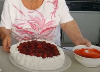 Κάθε μπουκιά και απόλαυση – Δροσερό γλυκό ψυγείου με φράουλες από την Βέφα Αλεξιάδου