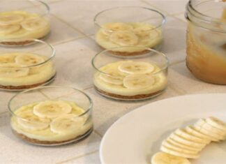 Δροσερό γλυκό ψυγείου με κρέμα βανίλιας μπανάνες και καραμέλα