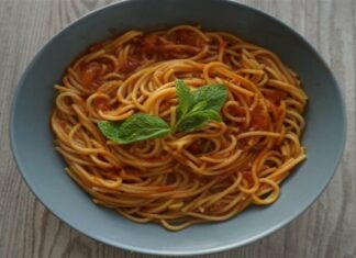 Κοκκινιστή μακαρονάδα με ό,τι έχεις στο ντουλάπι σου!