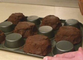 Παίρνει ζύμη μπισκότων και την βάζει πίσω από τον δίσκο για μάφιν! Ο λόγος; Εκπληκτικός!