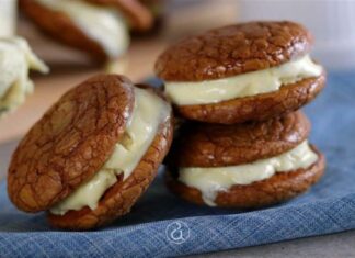 Χωρίς μίξερ με 3 μόνο υλικά – Πεντανόστιμο και ζουμερό παγωτό σάντουιτς με πραλίνα