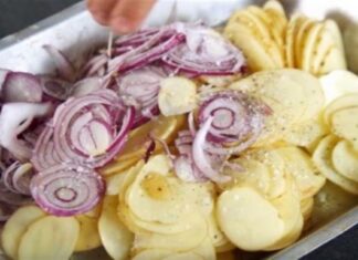 Βάζει πατάτες στο ταψί, ρίχνει από πάνω κρεμμύδια και το βάζει στον φούρνο…Το αποτέλεσμα είναι εξωπραγματικό!