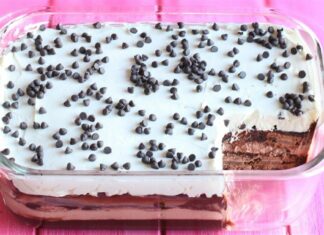 Πανεύκολο σοκολατένιο γλυκό ψυγείου με μπισκότα για να εντυπωσιάστε τους καλεσμένους σας