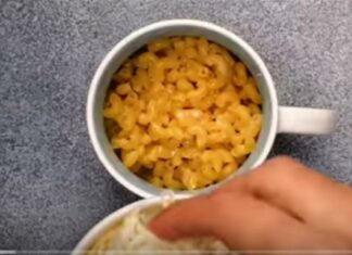 Βάζει σε μια κούπα μακαρόνια, γάλα και τυρί και τη βάζει στο φούρνο μικροκυμάτων – Το αποτέλεσμα θα σας ξετρελάνει!