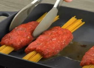 Παίρνει τον κιμά και τον τυλίγει στα μακαρόνια – Αυτό που φτιάχνει είναι ασύλληπτο