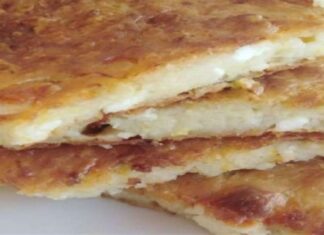 Εύκολη τυρόπιτα με μπαγιάτικο ψωμί χωρίς φύλλο