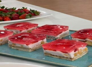 Γλυκό ψυγείου με γιαούρτι και ζελέ φράουλα χωρίς ζάχαρη