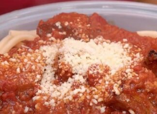 Μοσχαράκι κοκκινιστό που «λιώνει» στο στόμα, με χοντρά μακαρόνια