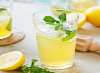 Η ωραιότερη σπιτική λεμονάδα με μελισσόχορτο