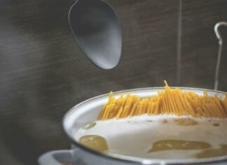 Ξεπλένετε τα μακαρόνια πριν τα βράσετε; Το μεγαλύτερο λάθος που μπορείτε να κάνετε!