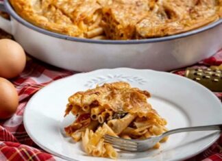 Θα αναστενάζουν όλοι με την τραγανή υφή της – Νόστιμη μακαρονόπιτα με μπεσαμέλ και κιμα