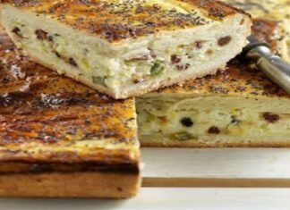 Απίστευτη τυρόπιτα με σταφίδες και κουκουνάρια