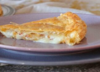 Τυρόπιτα σφολιάτας με καραμελωμένα κρεμμύδια και τραγανό μπέικον! (Video)