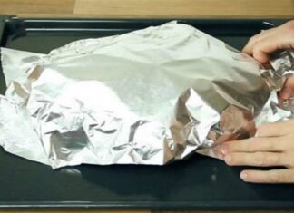Τυλίγει ψωμί σε αλουμινόχαρτο – Το αποτέλεσμα θα σας ξετρελάνει (Video)