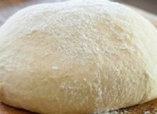 Αφράτη ζύμη με γιαούρτι για να φτιάξεις την πιο νόστιμη τυρόπιτα με μόλις τρία υλικά!