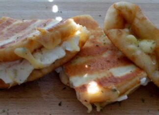 Τυρόπιτα με πίτα σουβλάκι: Πεντανόστιμη χωρίς ζύμη, με 4 μόνο υλικά, που γίνονται στο άψε σβήσε