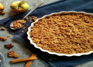 Ψιχουλιαστή μηλόπιτα σαν να βγήκε από το φούρνο της μαμάς!