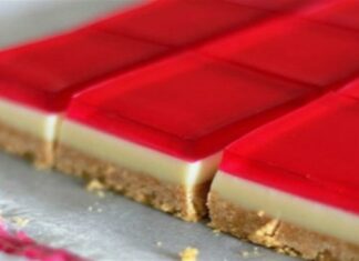 Δροσερό γλυκό ψυγείου με μπισκοτένια βάση, ζαχαρούχο γάλα και επικάλυψη ζελέ