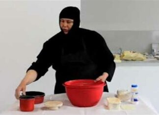 Η γερόντισσα Άννα φτιάχνει πρόσφορο μπροστά στην κάμερα!