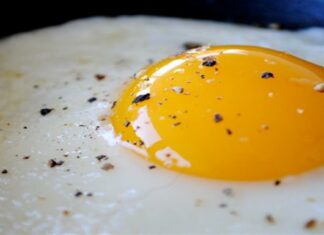 Ξεχάστε τα τηγανητά αυγά όπως τα ξέρατε – Η νέα μόδα τα θέλει σε… φακελάκι