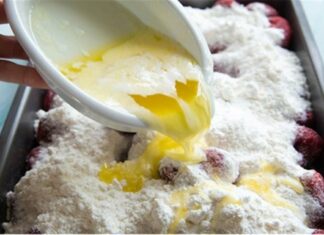 Ρίχνει λιωμένο βούτυρο πάνω σε φράουλες και προσθέτει 3 ακόμα υλικά – Γλυκιά αμαρτία!