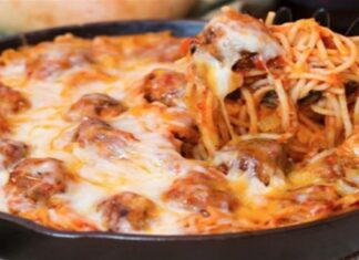 Εύκολα κεφτεδάκια με τυρένια σάλτσα και μακαρόνια!