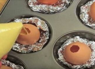 Παίρνει μία φόρμα για κέικ και βάζει αλουμινόχαρτο και τα σπασμένα αυγά! Ο λόγος;