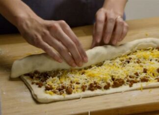 Τυλίγει κιμά και τυρί σε ζύμη για πίτσα…Το αποτέλεσμα θα σας ξετρελάνει!