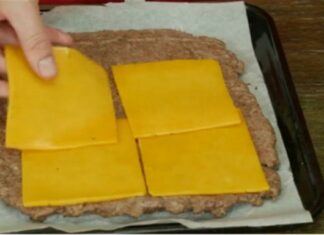 Πάνω σε λαδόκολλα απλώνει κιμά και τον σκεπάζει με τυρί! Θα τρέξετε να το κάνετε!