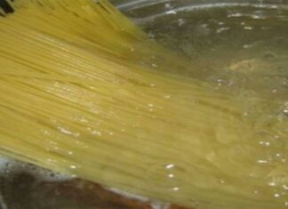 Βάζετε ελαιόλαδο στα μακαρόνια για να μην κολλήσουν; Αυτός είναι ο λόγος που πρόκειται για το πιο μεγάλο σας λάθος