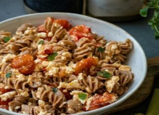 Μακαρόνια ολικής με φέτα και ντομάτα