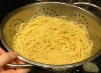 Μήπως στραγγίζετε τα μακαρόνια μέσα σε σουρωτήρι μετά το βράσιμο; Εάν ναι, τότε κάνετε ένα τεράστιο λάθος!