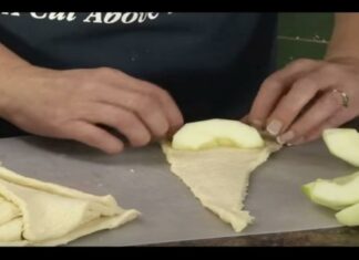 Πήρε κομμάτια μήλου και τα τύλιξε με ζύμη – Το αποτέλεσμα; Θα σας κολάσει!