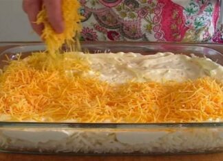 Τρίβει το τυρί, πάνω στις πατάτες και τα βάζει στο φούρνο! Το αποτέλεσμα; Κυκεώνας γεύσεων!