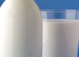 Tι μπορείς να κάνεις με το ληγμένο γάλα που έχεις στο ψυγείο, αντί να το πετάξεις