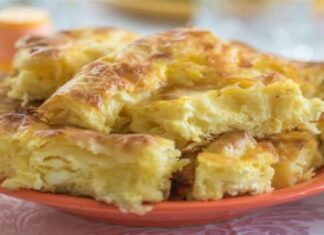 Θα τη φτιάχνετε ξανά και ξανά: Τυρόπιτα με γέμιση βουτυράτης κρέμας κεφαλογραβιέρας και φέτας, με κόστος μόλις 12€!