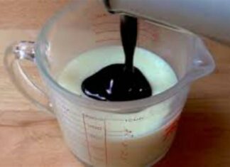 Ανακάτεψε ζαχαρούχο γάλα με καφέ – Το αποτέλεσμα ήταν πεντανόστιμο!